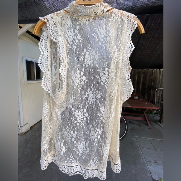 Young Essence Cream Lace Open-Front Vest - Picture 2 of 3